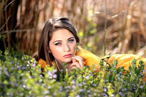 Flora 女生英文名解析