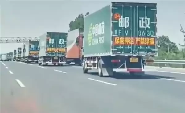 多位网友偶遇高考试卷邮政押运车队！警车开道护航 试卷核弹级保密