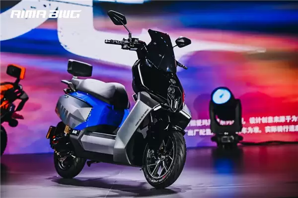 年轻人的第一台性能电摩！爱玛黑翼品牌发布 S360/S790同步登场