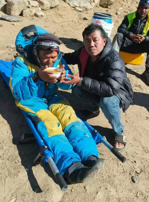 52岁向导被“抛”珠峰 无装备无补给！孤身一人生存6天自救