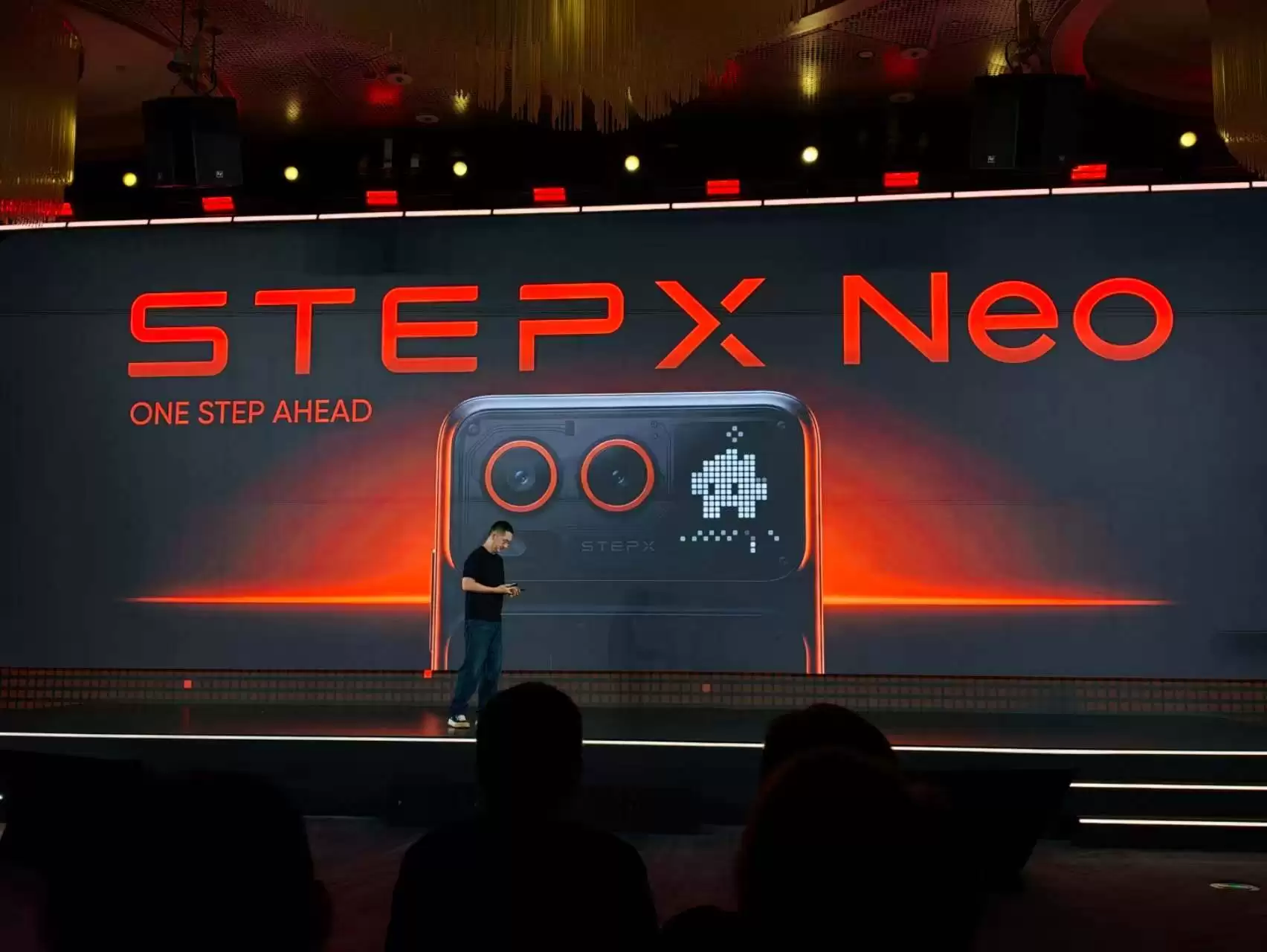 阶跃星辰连发三张王牌：STEPX品牌+Step AOS系统+首款原生智能体手机亮相