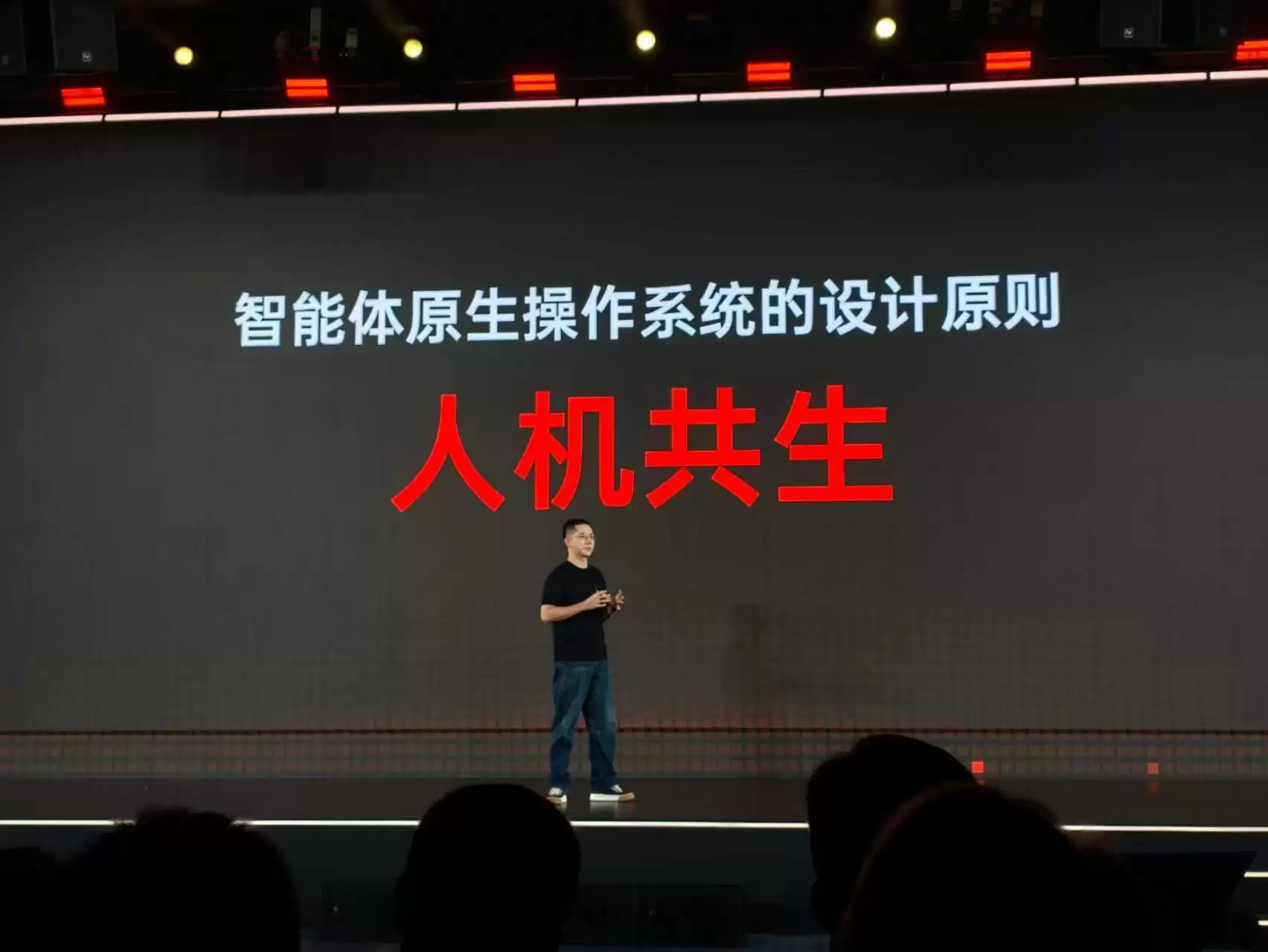 阶跃星辰连发三张王牌：STEPX品牌+Step AOS系统+首款原生智能体手机亮相