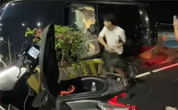 18岁少年拆极核电池砸窗救人！品牌方兑现承诺：赠送一台定制版AE8电摩