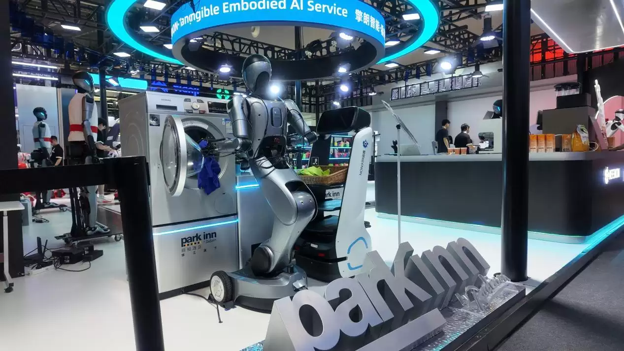 WAIC 2026擎朗具身社区开张:无遥操,纯自主,看得见的具身服务