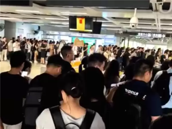 单日客流942万人次、排队近百米：深圳地铁落实安检全覆盖引热议