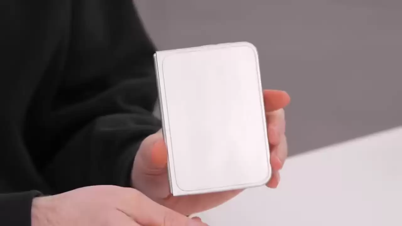苹果首款折叠iPhone Ultra机模曝光 展开尺寸接近iPad mini