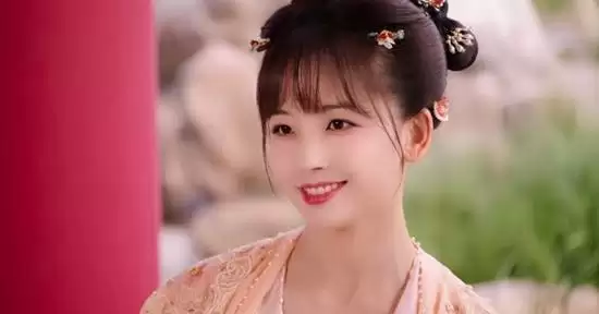 王冰冰转型演短剧 晒《灼灼不倾城》幕后美照