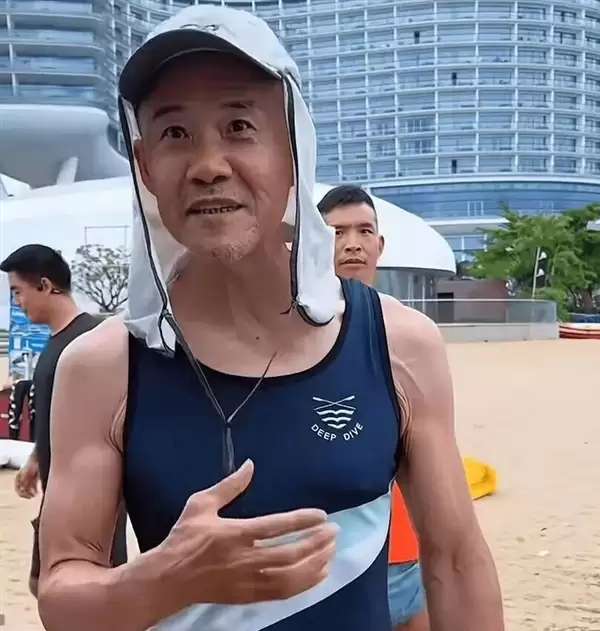 王石回应换心脏传言：自己换衣服会特意露出前胸证明无手术伤疤