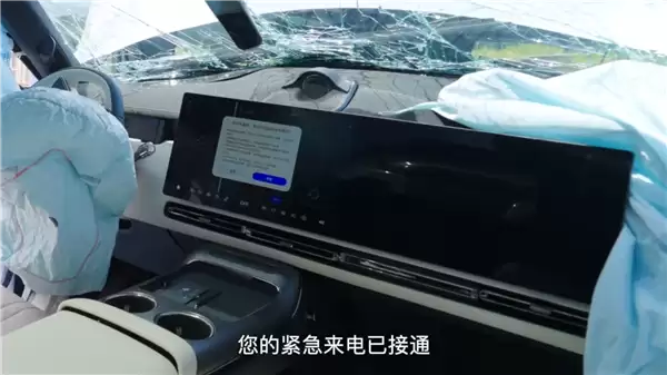 追光S车头硬抗28米高空坠落!岚图卢放:最好的车在中国不是空话