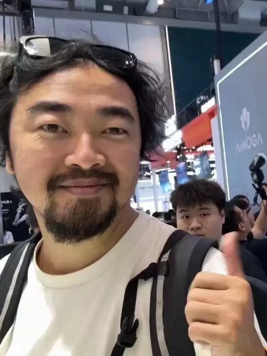 机器人大会众星云集，峰哥差点踹坏机器人