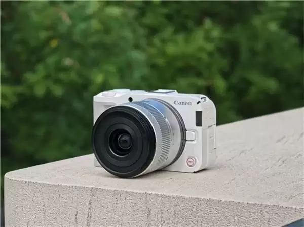 轻巧高颜值的随身拍照神器 佳能EOS R50 V上手体验