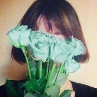 小清新系列手里捧花的女生头像